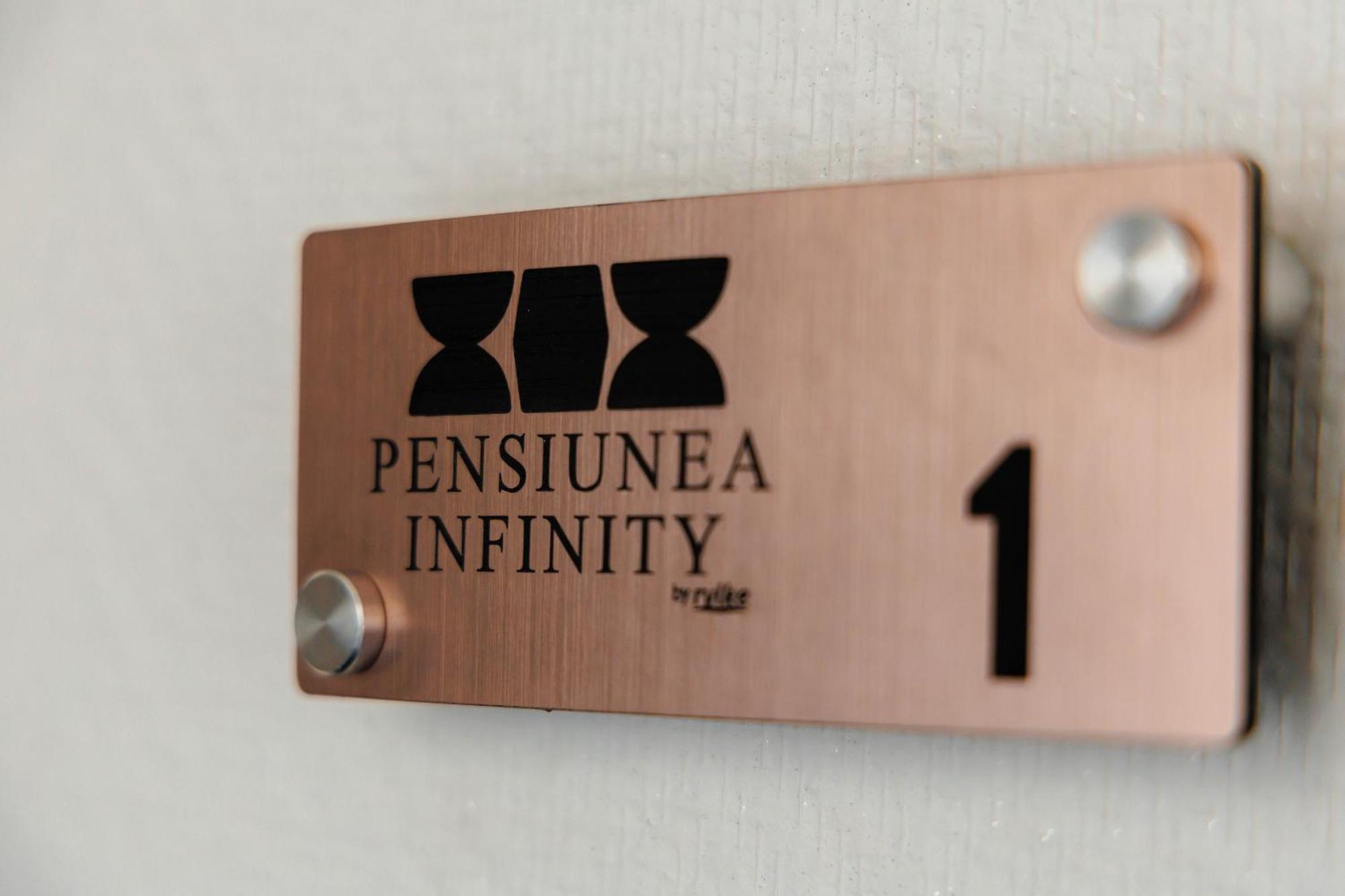 Pensiunea Infinity Тиргу-Жіу Екстер'єр фото